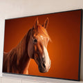 Retrato da cabeça de um cavalo castanho com crina ruiva e listra branca sobre fundo laranja, quadro decorativo
