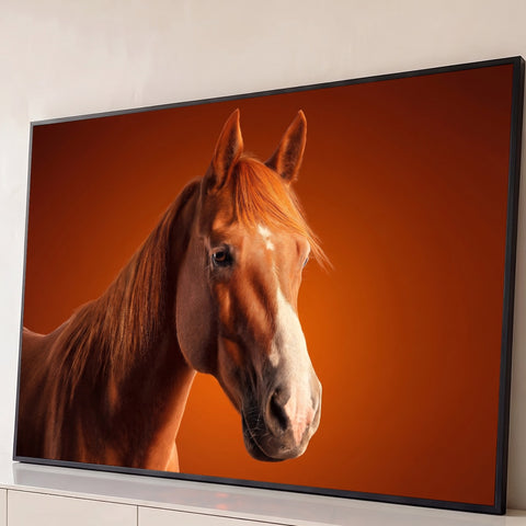 Retrato da cabeça de um cavalo castanho com crina ruiva e listra branca sobre fundo laranja, quadro decorativo