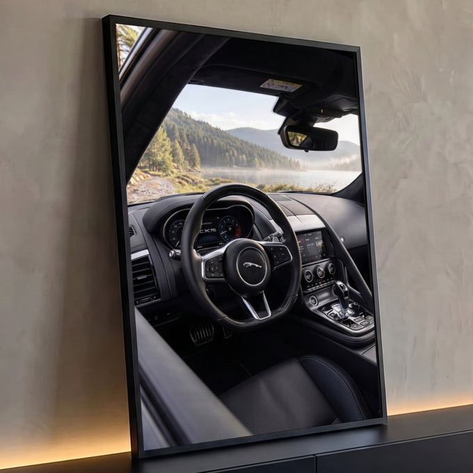 Interior de carro esportivo preto com volante e vista para lago, pinheiros e montanhas, quadro decorativo