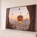 Quadro Decorativo Grande Balões de Ar Capadócia para Sala | quadros decorativos para sala | balões de ar quente sobre vale rochoso visto através de abertura em caverna ao amanhecer | Porao dos Quadros