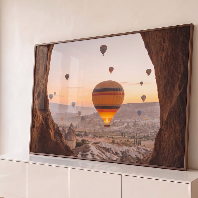 Quadro Decorativo Grande Balões de Ar Capadócia para Sala | quadros decorativos para sala | balões de ar quente sobre vale rochoso visto através de abertura em caverna ao amanhecer | Porao dos Quadros