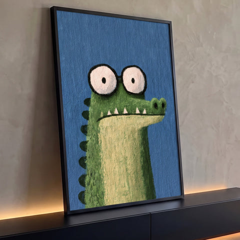 Jacaré verde de óculos grandes e dentinhos à mostra em fundo azul texturizado, quadro decorativo