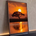 Acácia em silhueta sob sol laranja na savana com reflexo dourado no lago, quadro decorativo
