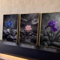 Quadro Decorativo Kit 3 Telas Orquídea Lótus para Sala Preto | quadros decorativos para sala | orquídea azul, lótus rosa e íris roxa em destaque sobre fundo preto e branco | Porao dos Quadros