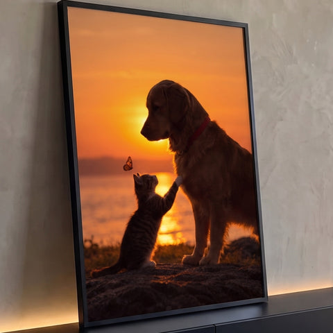 Gatinho tocando golden retriever com a pata ao pôr do sol laranja no mar, com borboleta, quadro decorativo