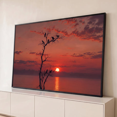 Pôr do sol vermelho sobre o mar com corvos em silhueta numa árvore seca, quadro decorativo