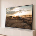 Caminhonete clássica preta levantando poeira em campo de terra ao pôr do sol, quadro decorativo