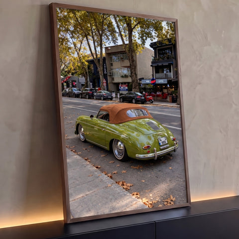 Porsche 356 Speedster verde com capota caramelo estacionado em rua com folhas de outono, quadro decorativo