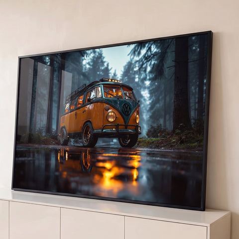 Kombi laranja e verde de faróis acesos em estrada molhada na floresta com neblina, quadro decorativo