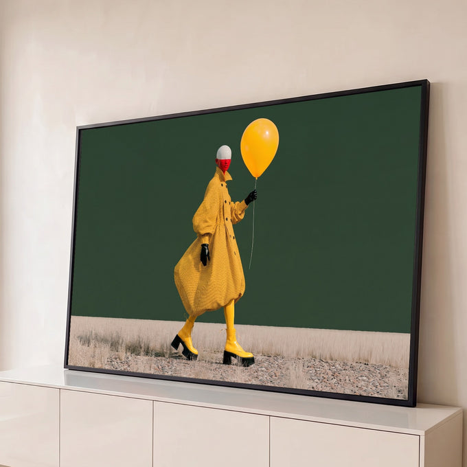 Quadro Decorativo Grande Figura com Sobretudo para Sala | quadros decorativos para sala | figura de sobretudo xadrez amarelo segurando balão amarelo sobre fundo verde escuro | Porao dos Quadros