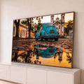 Fusca azul-turquesa refletido em poça numa rua de pedras colonial ao pôr do sol, quadro decorativo