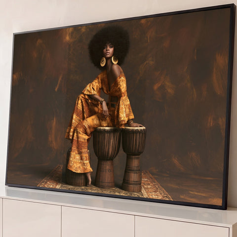 Mulher negra de cabelo black power e vestido estampado sentada sobre tambores djembê, quadro decorativo