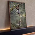 Macaco langur pendurado em galho tocando flor rosa sobre lago com reflexo na água, quadro decorativo