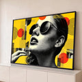 Quadro Decorativo Grande Mulher de Óculos Amarelo para Sala | quadros decorativos para sala | mulher de óculos redondos vintage em preto e branco sobre fundo amarelo pop art | Porao dos Quadros