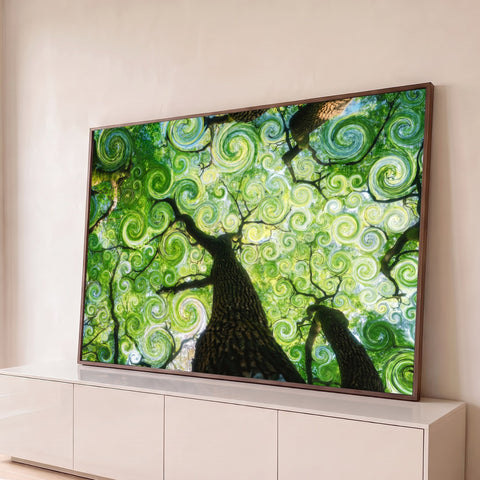 Copas de árvores vistas de baixo com folhagem em espirais verdes e troncos escuros, quadro decorativo