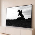 Cavalo empinado com cowgirl e Porsche clássico em silhueta no deserto, preto e branco, quadro decorativo