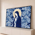 Nossa Senhora em oração com manto azul estrelado e auréola dourada sobre fundo floral azul, quadro decorativo