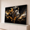 Leão de perfil com juba dourada e prateada esvoaçante como fumaça sobre fundo preto, quadro decorativo