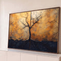 Árvore escura com galhos e raízes sobre fundo dourado craquelado e base preta, quadro decorativo