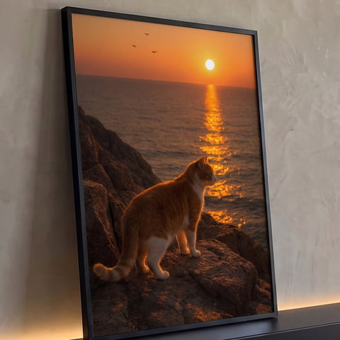 Gato laranja e branco sobre rochas diante do pôr do sol no mar com reflexo dourado, quadro decorativo