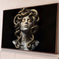 Busto de Medusa em mármore com cobras douradas e escritas no rosto sobre fundo preto, quadro decorativo