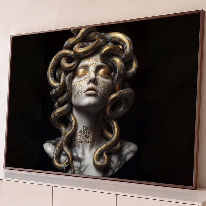 Busto de Medusa em mármore com cobras douradas e escritas no rosto sobre fundo preto, quadro decorativo