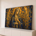 Nossa Senhora de manto azul e auréola em mosaico geométrico dourado, mãos no peito, quadro decorativo
