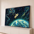 Astronauta flutuando sobre a Terra em céu estrelado com espirais azuis e douradas, quadro decorativo