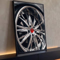Close de roda esportiva cromada com raios brilhantes e calota vermelha, quadro decorativo