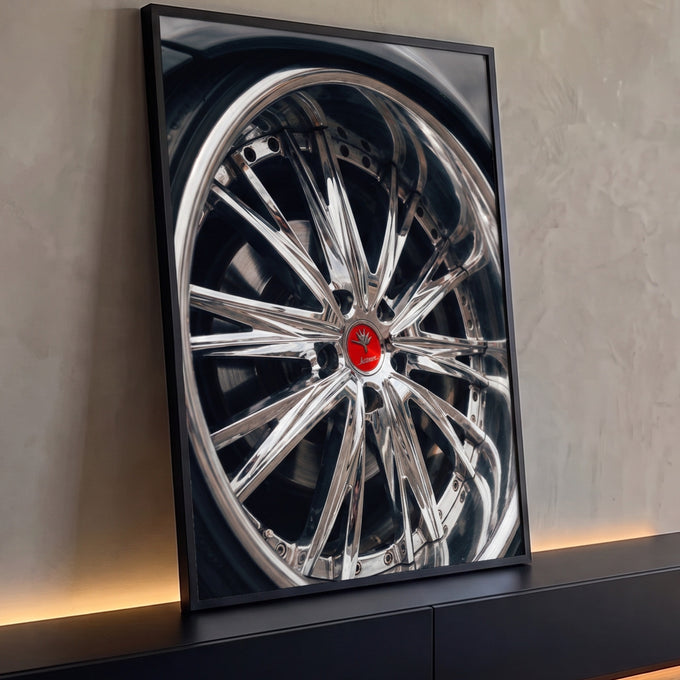 Close de roda esportiva cromada com raios brilhantes e calota vermelha, quadro decorativo