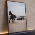 Cavalo marrom galopando na areia com carro esportivo verde levantando poeira no deserto, quadro decorativo