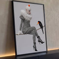 Mulher arlequim em macacão xadrez preto e branco sentada em corda com pássaro negro, quadro decorativo