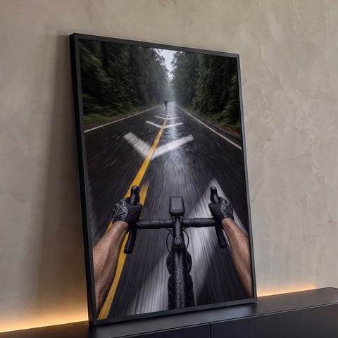 Ciclista em primeira pessoa segurando guidão em estrada molhada pela chuva entre floresta, quadro decorativo
