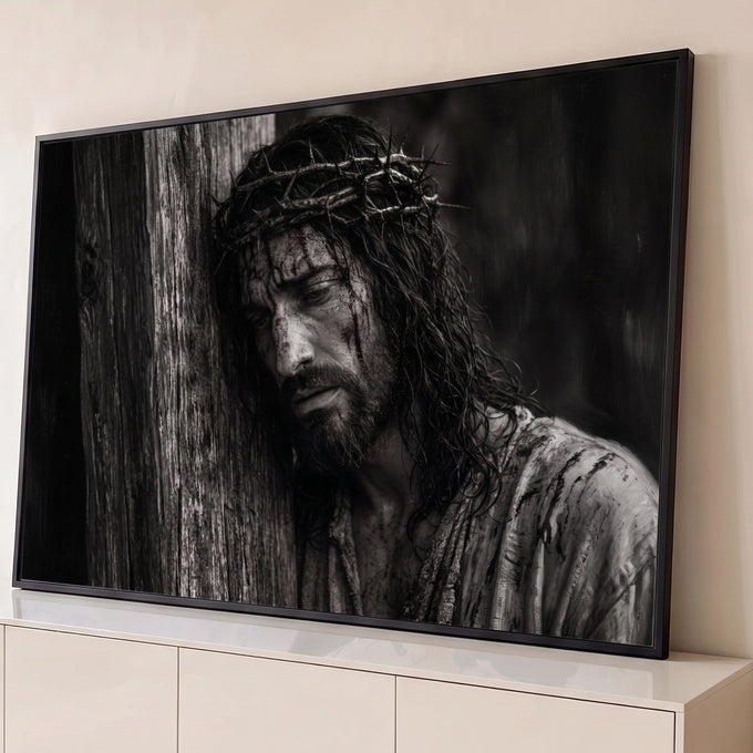 Quadro Decorativo Grande Jesus Sofrimento para Sala Preto | quadros decorativos para sala | Jesus Cristo com coroa de espinhos e sangue no rosto, encostado em madeira, preto e branco | Porao dos Quadros