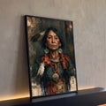 Quadro Decorativo Retrato de Mulher Indígena com Penas | quadros decorativos para sala | retrato pintado de mulher indígena idosa com penas, brincos turquesa e medalhão prateado | Porao dos Quadros