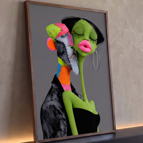 Mulher verde de lábios rosa recebendo beijo de figura remendada colorida, fundo cinza, quadro decorativo
