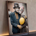 Casal de mímicos com maquiagem branca abraçados segurando balão amarelo, quadro decorativo