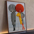 Duas mulheres fashion com perucas gigantes laranja e listrada e casacos xadrez, quadro decorativo