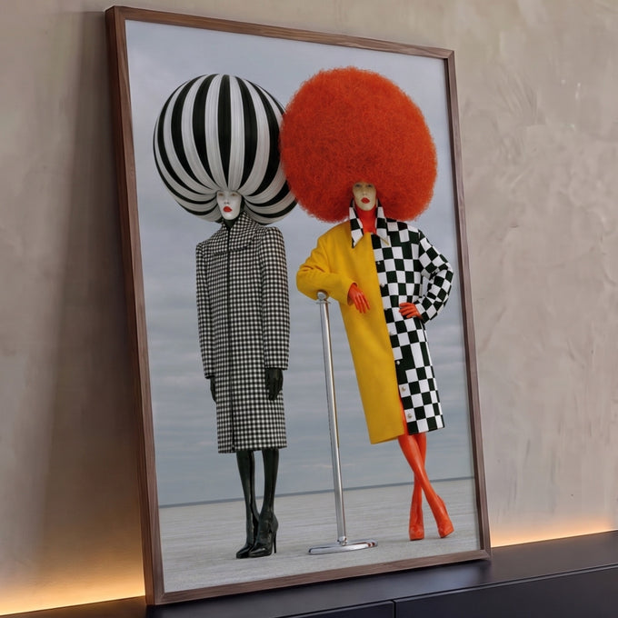 Duas mulheres fashion com perucas gigantes laranja e listrada e casacos xadrez, quadro decorativo