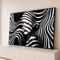 Quadro Decorativo Grande Rosto Feminino Listras para Sala | quadros decorativos para sala | rosto feminino com olhos fechados coberto por listras pretas e brancas e batom vermelho | Porao dos Quadros
