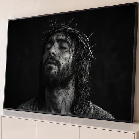 Retrato de Jesus Cristo com coroa de espinhos e olhos fechados em preto e branco, quadro decorativo
