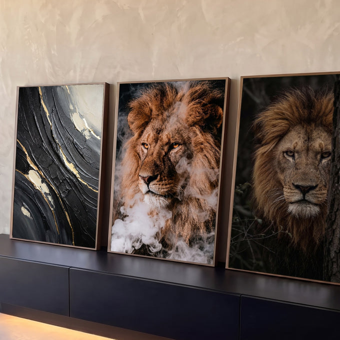 Quadro Decorativo Kit 3 Telas Leão com Fumaça para Sala | quadros decorativos para sala | trio de painéis com leão realista entre fumaça e textura abstrata preta e dourada | Porao dos Quadros