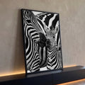 Zebra adulta e filhote focinho a focinho em fotografia preto e branco de alto contraste, quadro decorativo