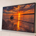 Quadro Decorativo Grande Veleiro Mar para Sala | quadros decorativos para sala | veleiro branco ancorado em mar calmo durante pôr do sol laranja intenso | Porao dos Quadros