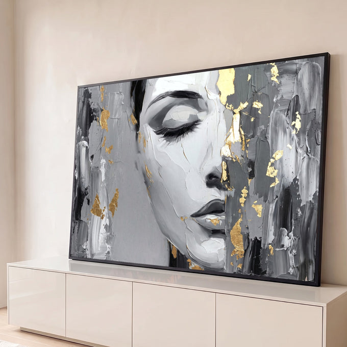 Rosto de mulher de olhos fechados em pinceladas cinza texturizadas com folha de ouro, quadro decorativo
