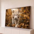 Quadro Decorativo Grande Tigre com Listras para Sala Branco | quadros decorativos para sala | tigre branco com listras douradas olhando de frente entre folhas de outono | Porao dos Quadros
