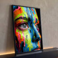 Close de rosto de mulher com tinta neon azul, verde e laranja escorrendo, olhos claros, quadro decorativo