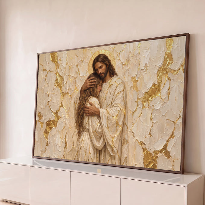 Quadro Decorativo Grande Jesus Abraçando Bege para Sala | quadros decorativos para sala | Jesus com auréola dourada abraçando uma mulher sobre fundo texturizado em ouro e bege | Porao dos Quadros