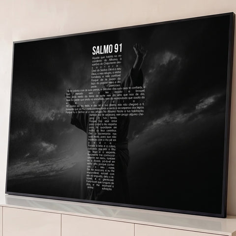 Salmo 91 escrito em forma de cruz sobre figura de braços erguidos e céu nublado escuro, quadro decorativo