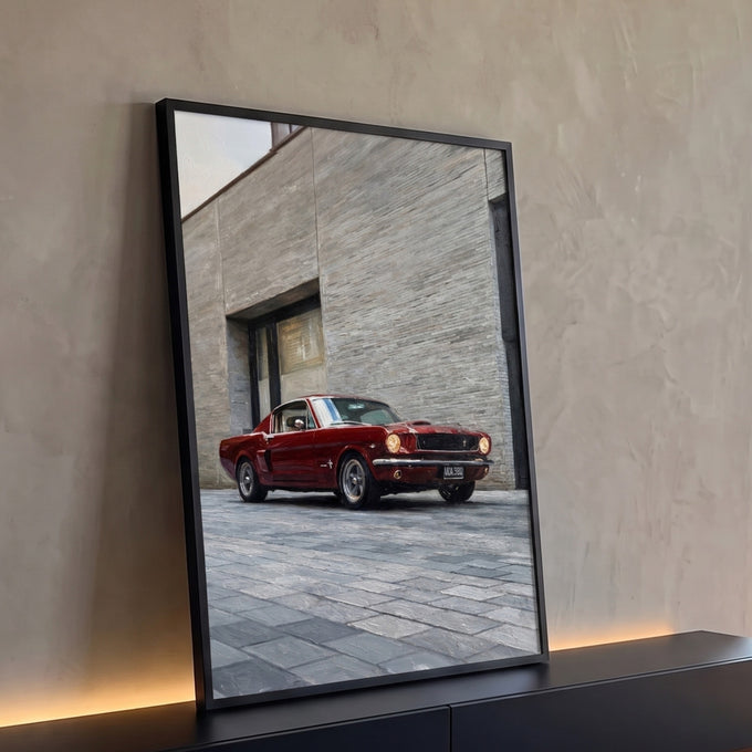 Mustang fastback vermelho clássico diante de muro de pedra cinza em pintura a óleo, quadro decorativo